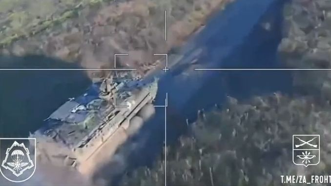 Video: Americký bojový vůz Stryker se stal terčem ruského dronu
